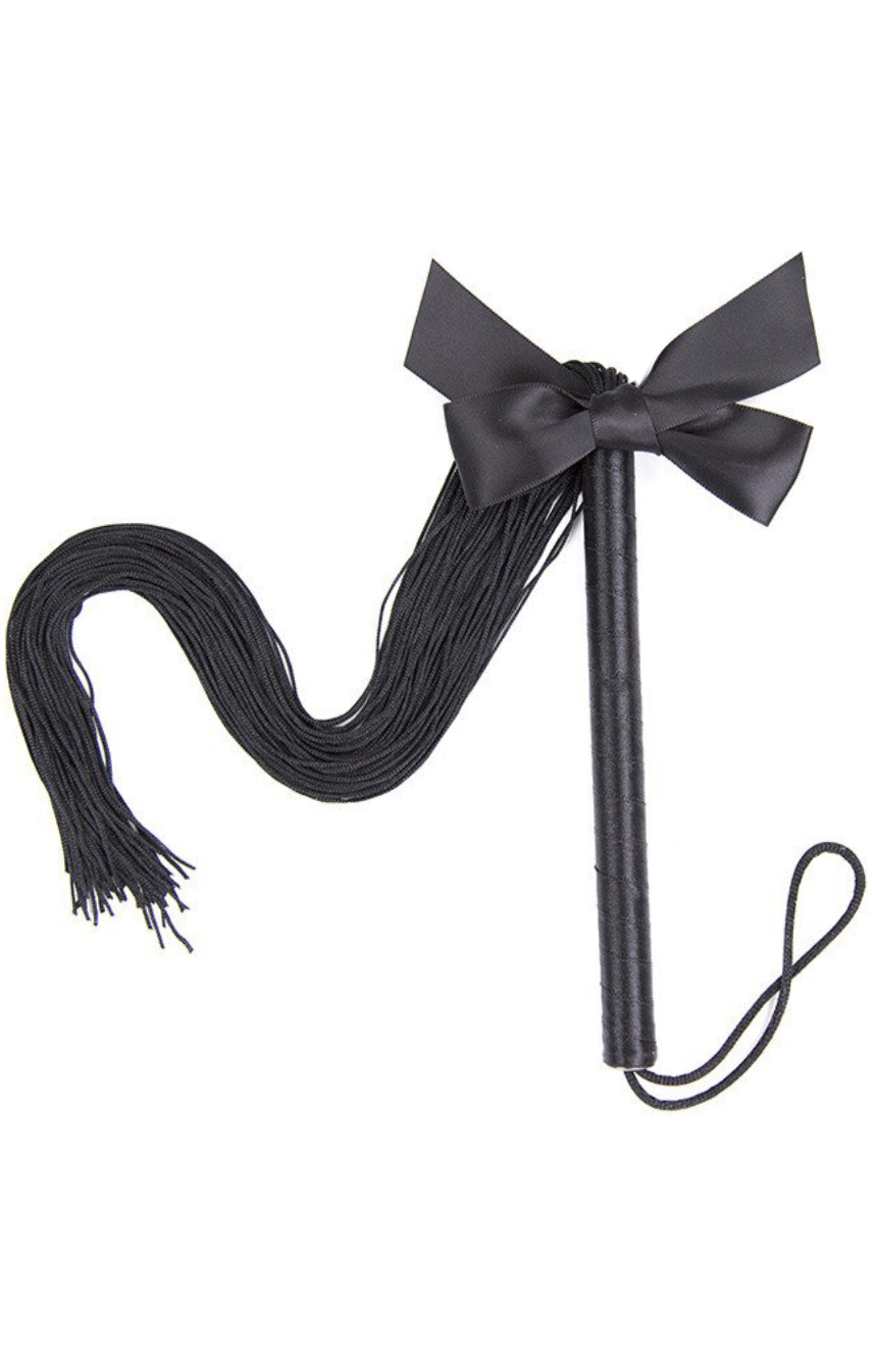 Для послушных девочек - Кнут с атласными шнурочками и бантом, цвет: черный